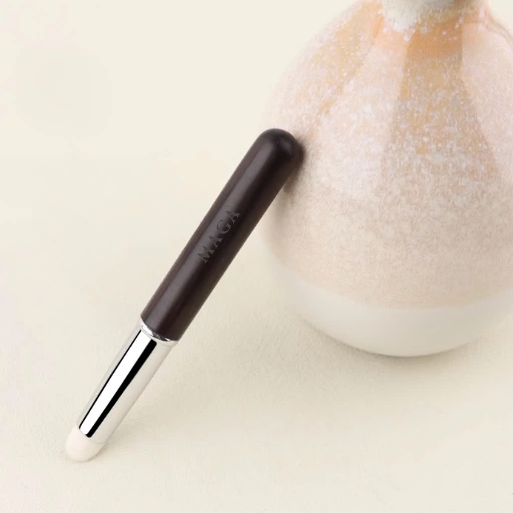 Cọ Đánh Môi Có Nắp Đậy Chính Hãng MAGA Lip Brush Retractable Brush MA19