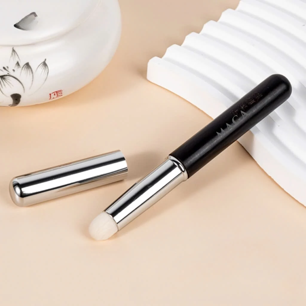 Cọ Đánh Môi Có Nắp Đậy Chính Hãng MAGA Lip Brush Retractable Brush MA19