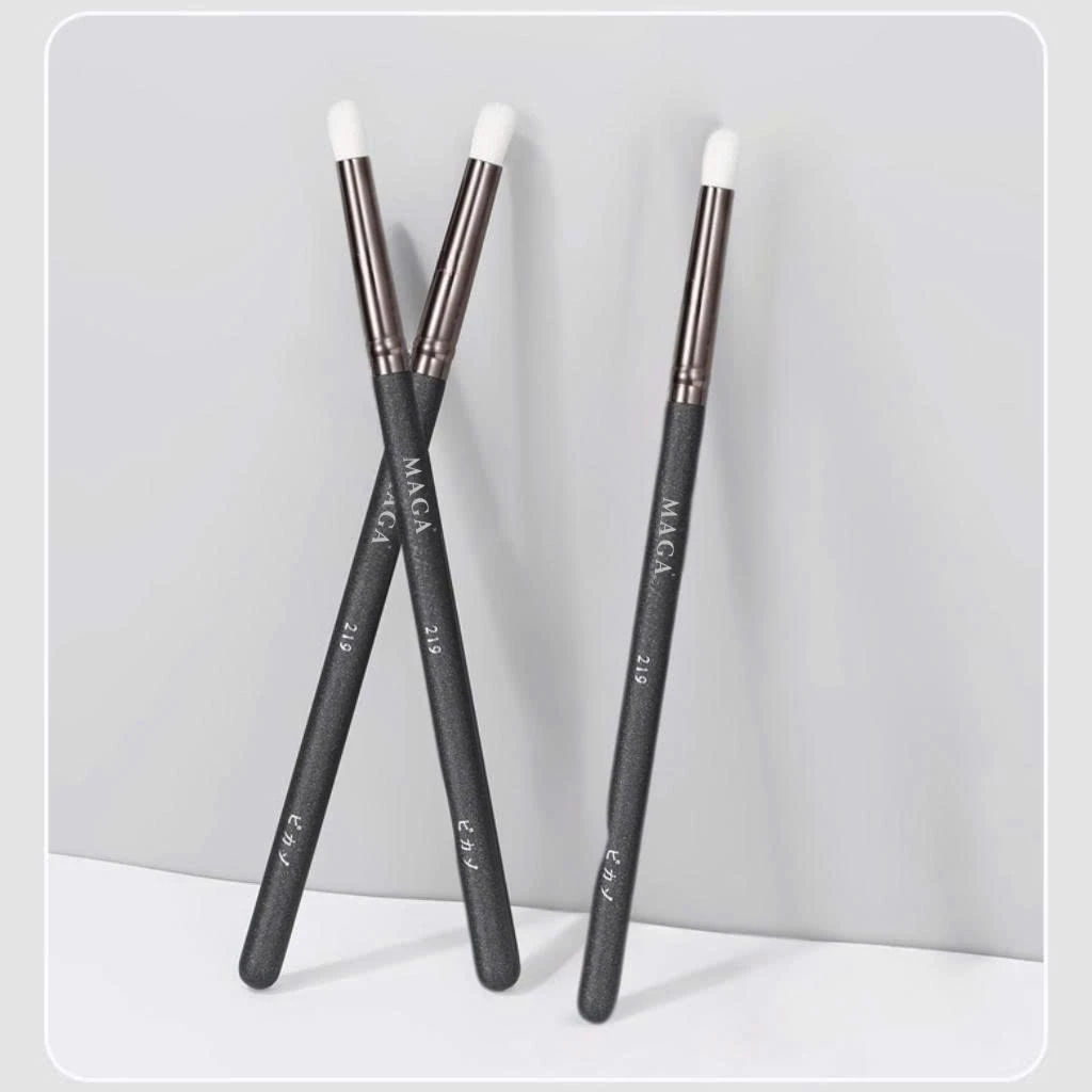 Cọ nhấn đuôi mắt đầu bút chì nhấn sáng nhũ đầu mắt Maga Eye Shadow MA219