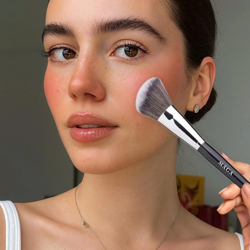 Cọ Má Hồng Và Tạo Khối Đầu Xéo MAGA Angled Contour Brush MA49