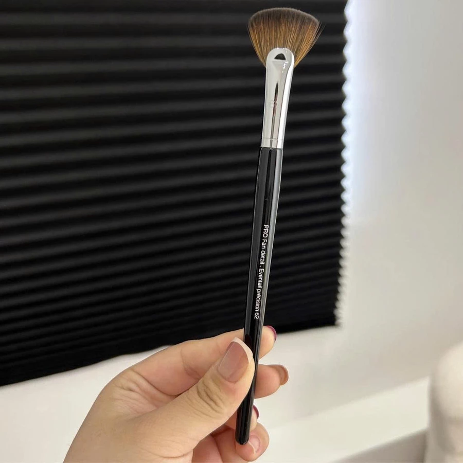 Cọ quạt tán highlight khối mũi cho chuyên nghiệp MAGA Fan Shaped Nose Contour MA62