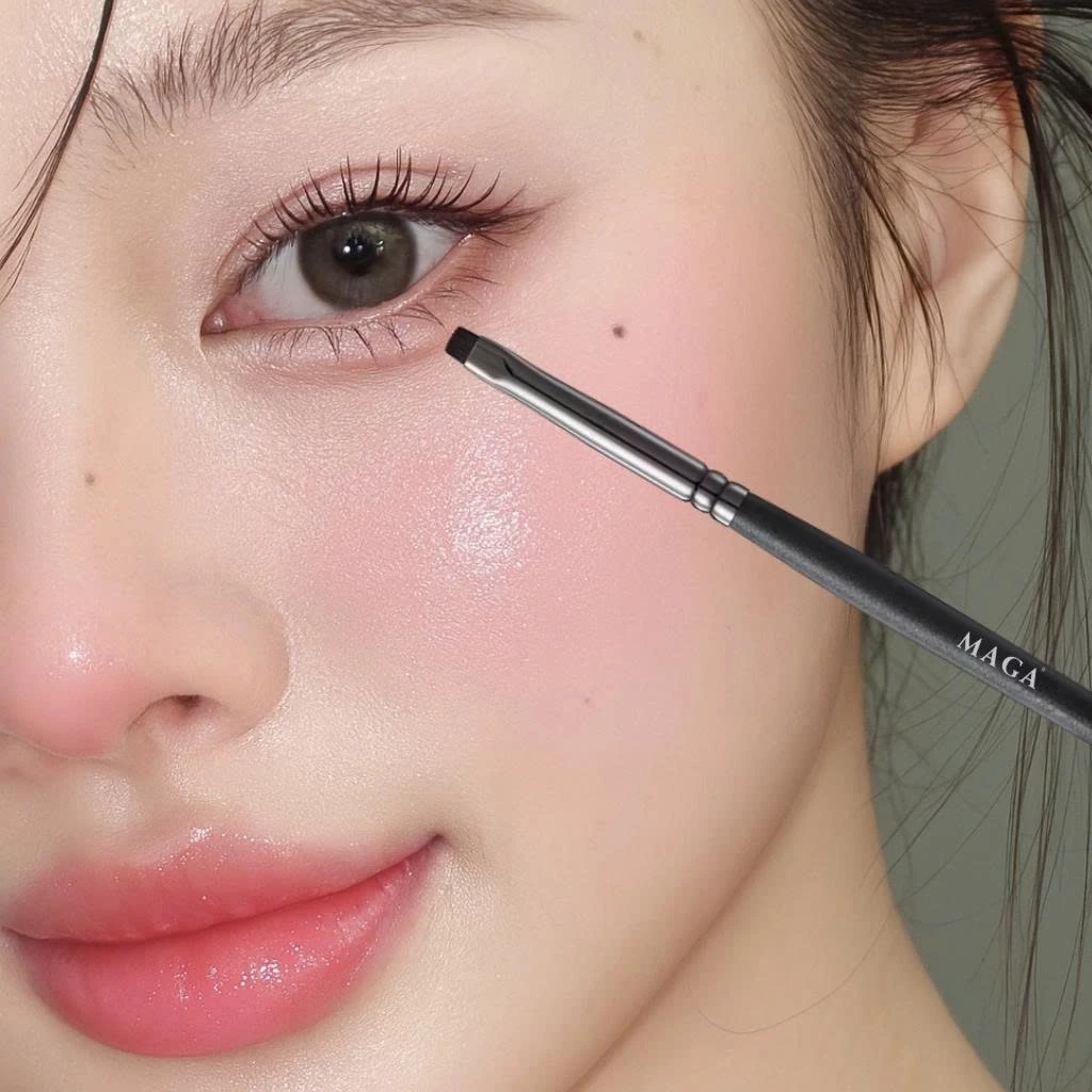 Cọ vẽ bọng mắt vẽ liner siêu dễ MAGA Eyeliner Tapered MA722