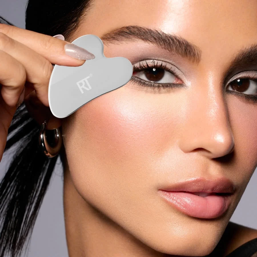 Thanh trải nền trái tim RT Real Techniques Silver Curved Makeup Spatula RTB007