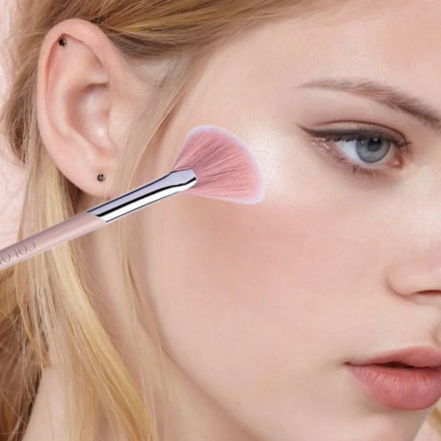 Cọ Highlight Dạng Fan Xéo Cọ bắt sáng tán má hồng hình quạt chuyên nghiệp COLOURPOP C211