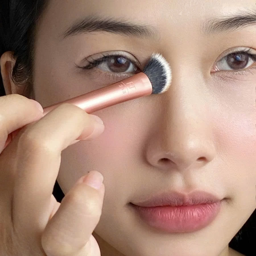 Cọ Tán Khối Sóng Mũi Angled Shadow 243 RT Real Techniques 91591