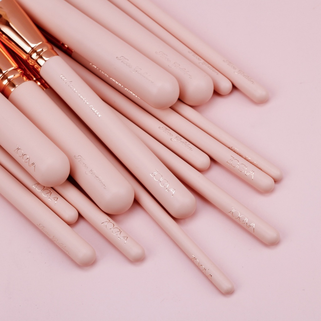 Bo-co-zoeva-rose-golden-complete-set-vol-2-15-brushes-clutch 04