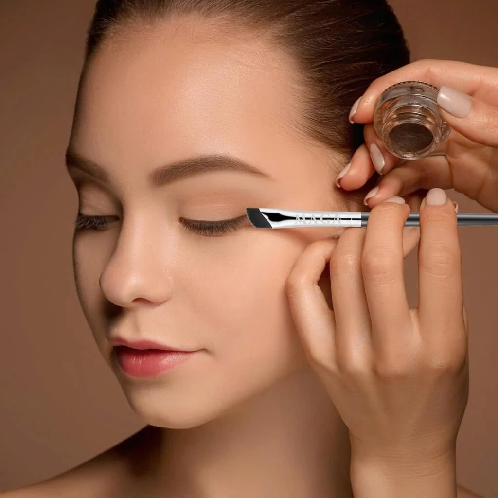 Cọ vẽ bọng mắt, hạ góc mắt, vẽ mày đầu vuông cao cấp MAGA Flat Eyeliner MA120