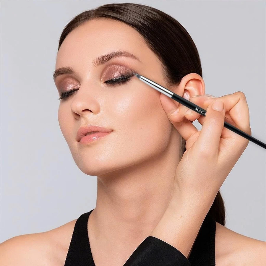 Cọ Nhấn Đuôi Mắt Vẽ Bọng Mắt Liner MAGA Mini Precision Eye MA118