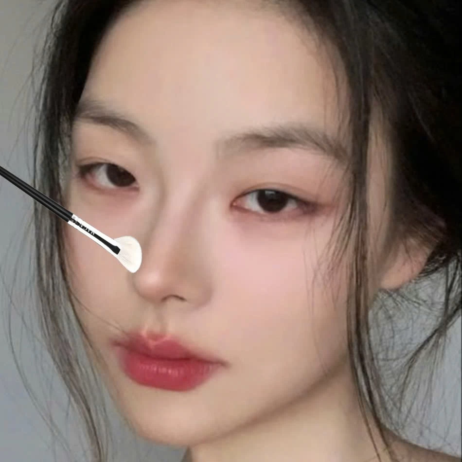 Cọ Đánh Khối Mũi Dạng Quạt Cọ Highlight Che Khuyết Điểm Mũi MAGA Fan Shaped Nose Contour MA42