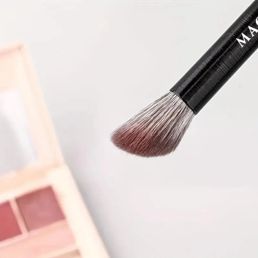 Cọ đánh khối mũi vạt xéo góc cạnh chuyên nghiệp MAGA Genuine Angled Nose Shadow,cọ tạo khối làm đẹp tiện lợi MA101