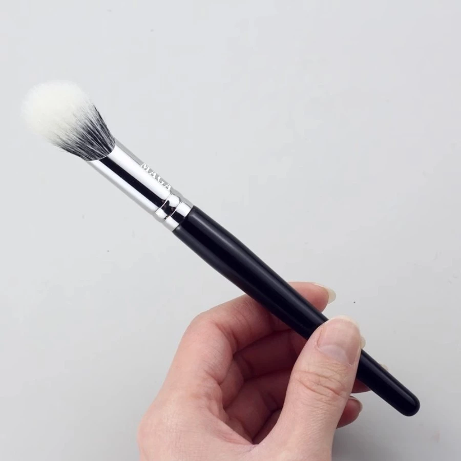 Cọ má hồng kem lông thưa hai lớp MAGA Blush Brush MA703 với thiết kế đặc biệt giúp đánh má tự nhiên ửng hồng không bếch