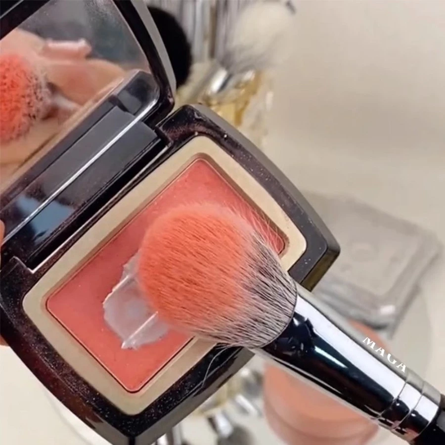 Cọ má hồng kem lông thưa hai lớp MAGA Blush Brush MA703 với thiết kế đặc biệt giúp đánh má tự nhiên ửng hồng không bếch